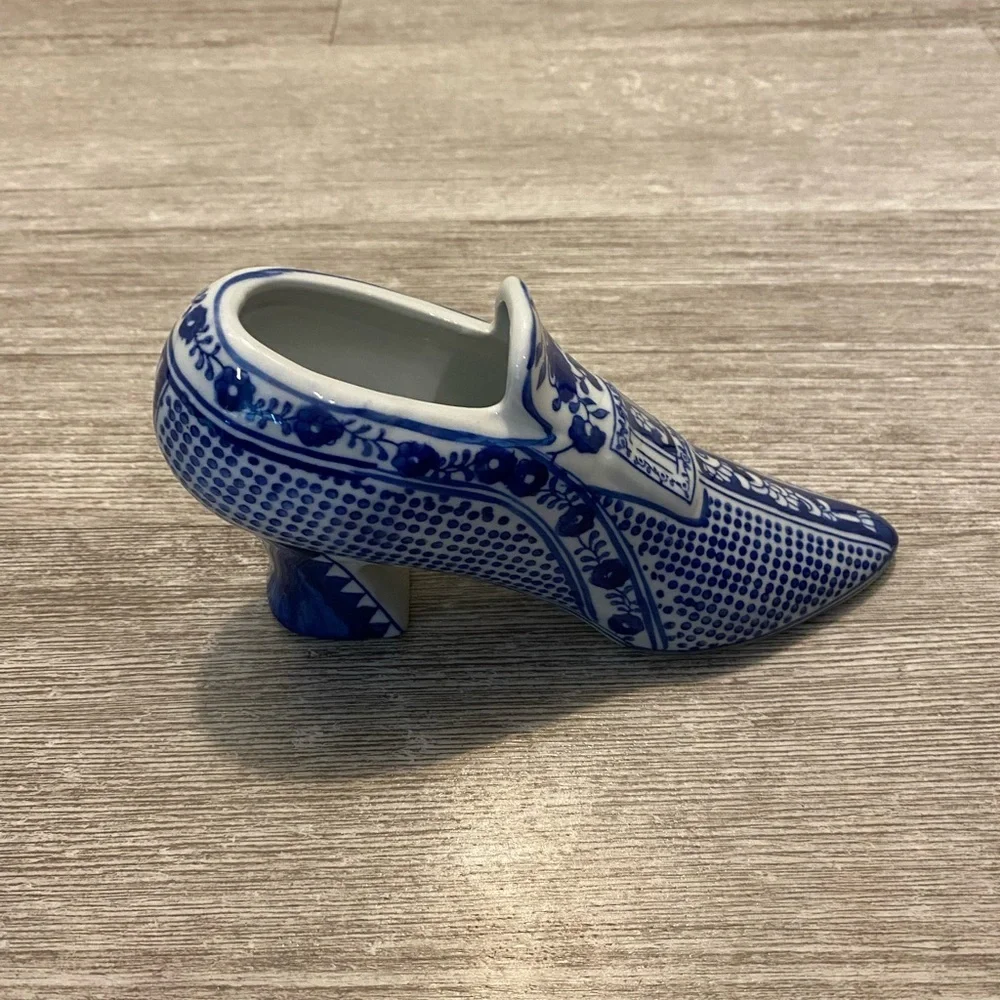 Blue and white decorative shoe the Canton collection is 7 3/4" long x 4 high - Picture 10 of 13